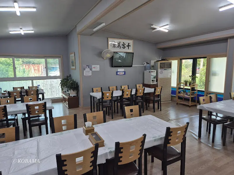 넓고 깔끔한 홀