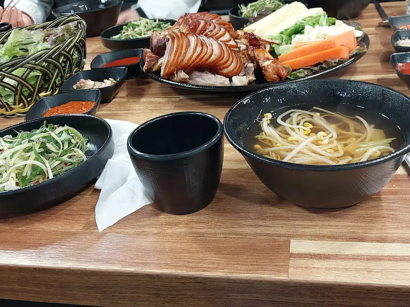 윤기가 흐르는 족발 한 상