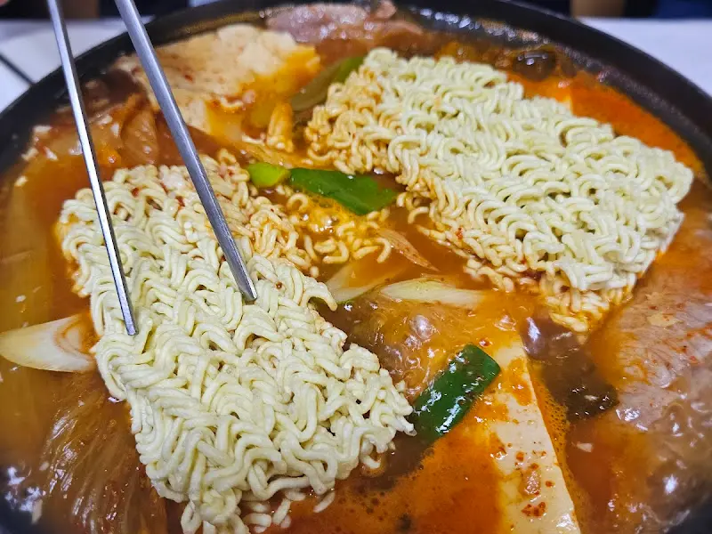 라면 사리가 추가된 묵은지 목살전골