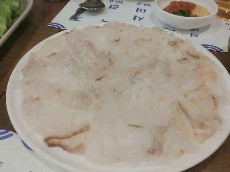 접시에 담겨 나온 세꼬시