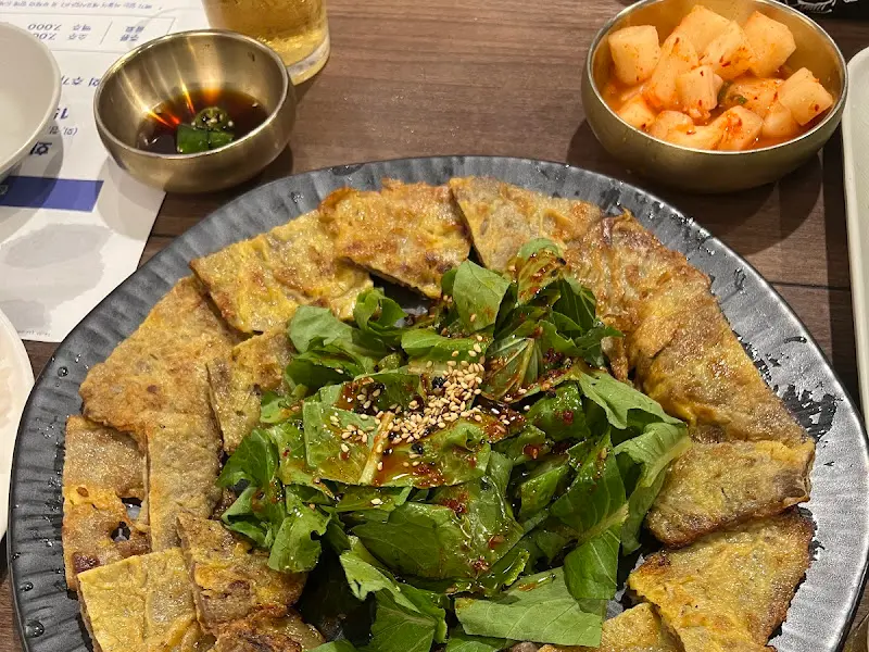 육전과 샐러드의 조화