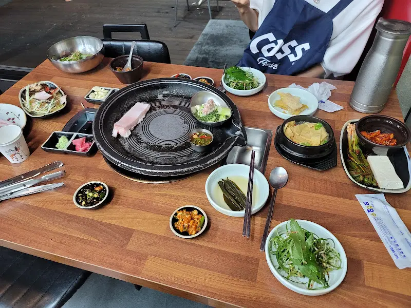 83왕소금구이 한상차림