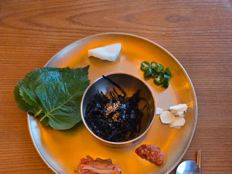 정갈하게 담겨 나온 밑반찬