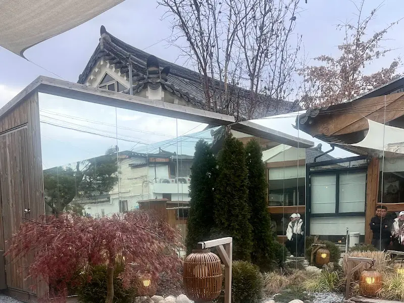 거울에 비친 한옥 풍경이 아름다운 정원