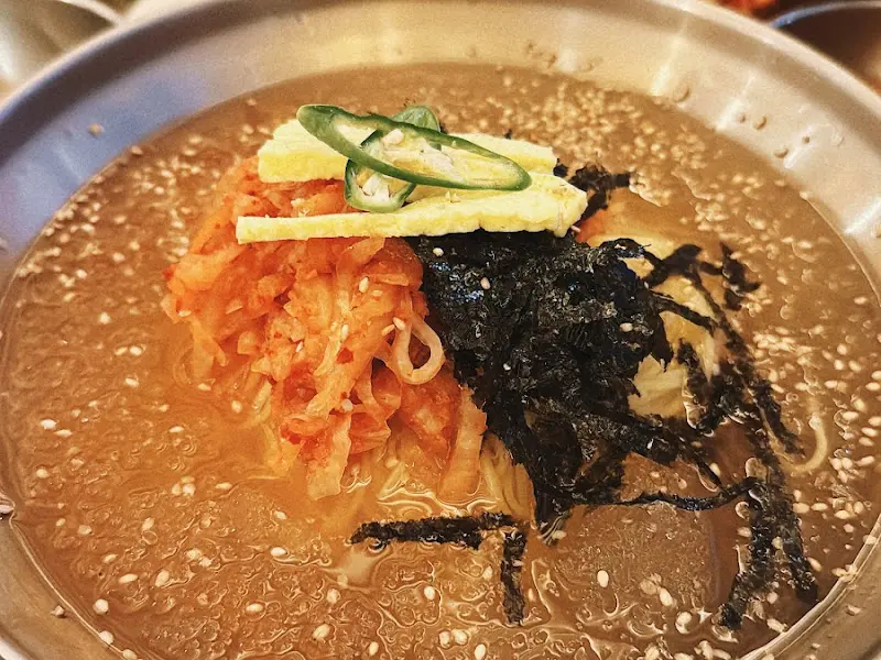 메인 메뉴와 함께 정갈하게 차려진 한 상