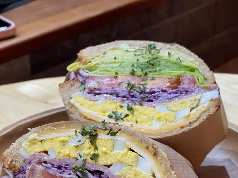 푸짐한 샌드위치 단면