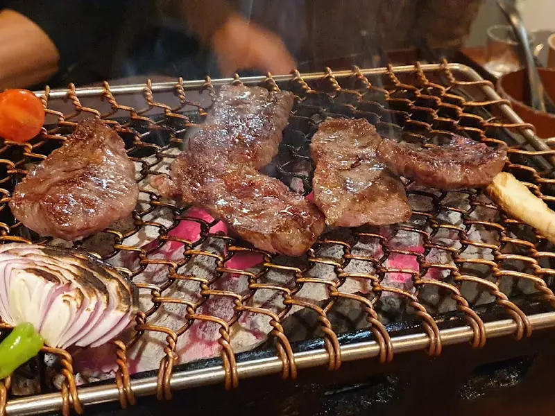 숯불 위에서 익어가는 야키니쿠