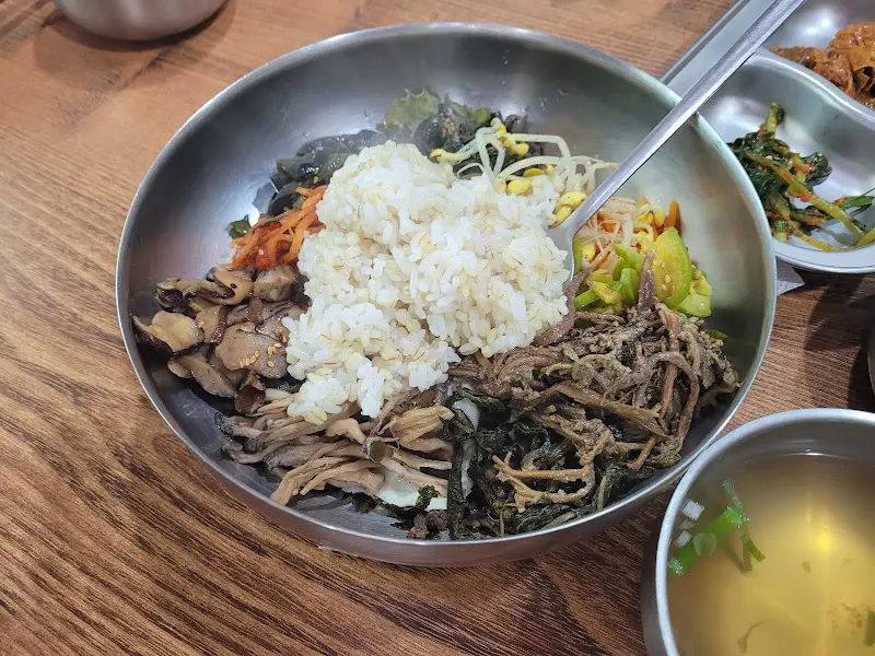 푸짐하게 담긴 비빔밥