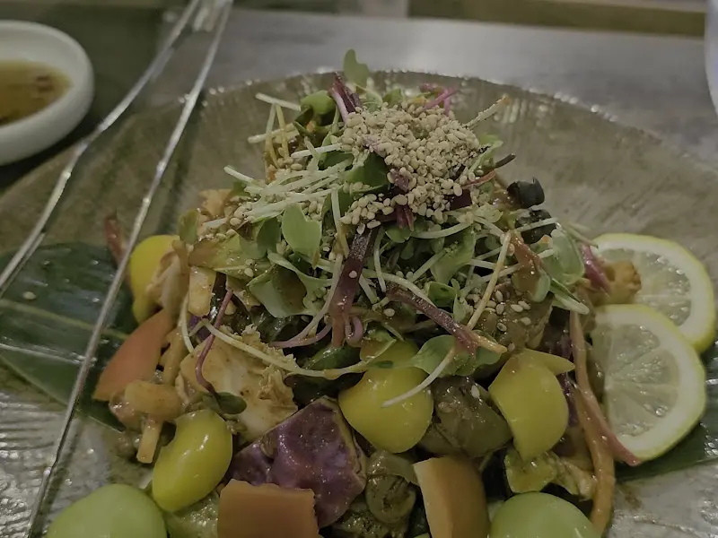 신선한 채소가 가득한 비빔야채 샐러드