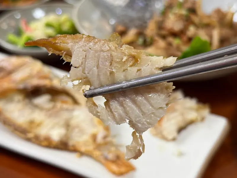 노릇하게 구워진 돔 구이