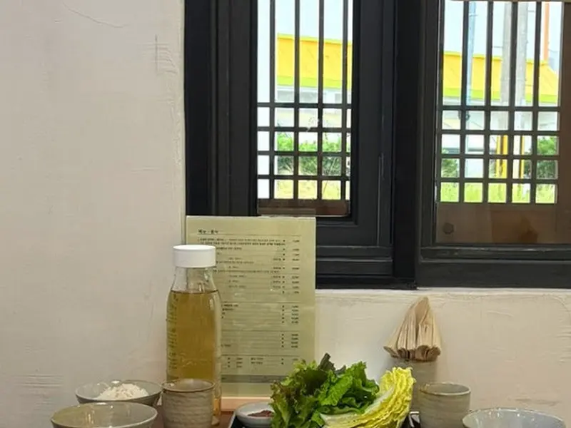 창밖으로 보이는 정원의 풍경