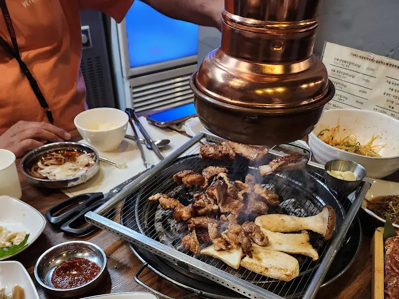 숯불 위에서 맛있게 익어가는 돼지갈비