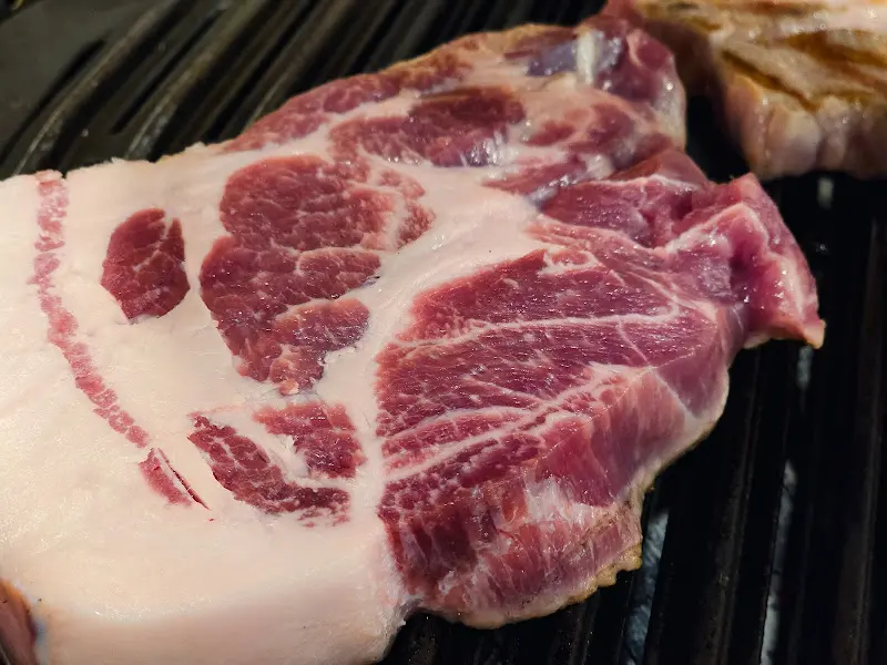 숯불 위에서 맛있게 익어가는 흑돼지 목살