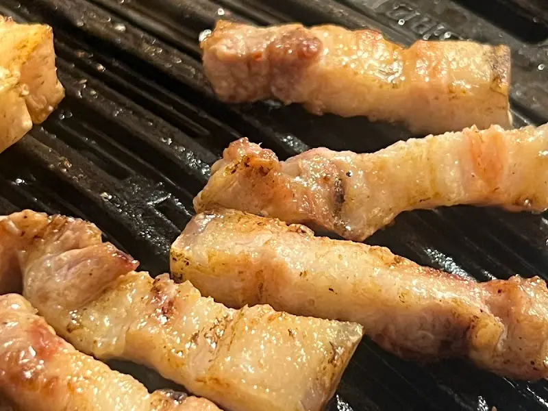 노릇하게 구워진 흑돼지 오겹살