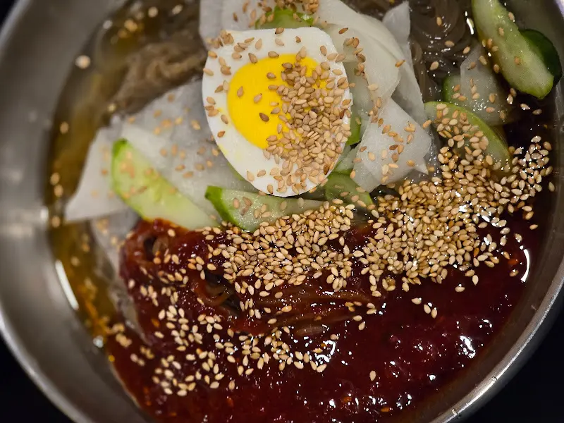 참깨가 듬뿍 뿌려진 비빔냉면