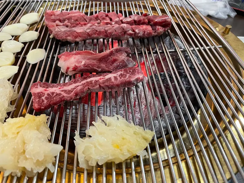 숯불 위에서 맛있게 익어가는 소고기