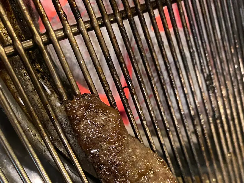 잘 구워진 소고기 한 점