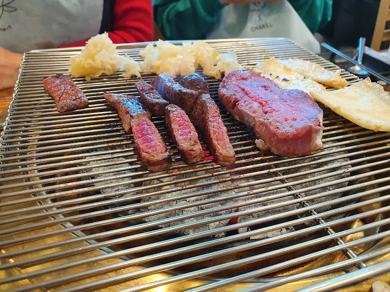 숯불 위에서 맛있게 익어가는 소고기