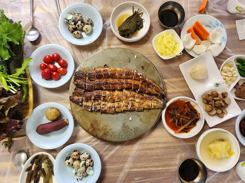 다양한 밑반찬과 장어구이