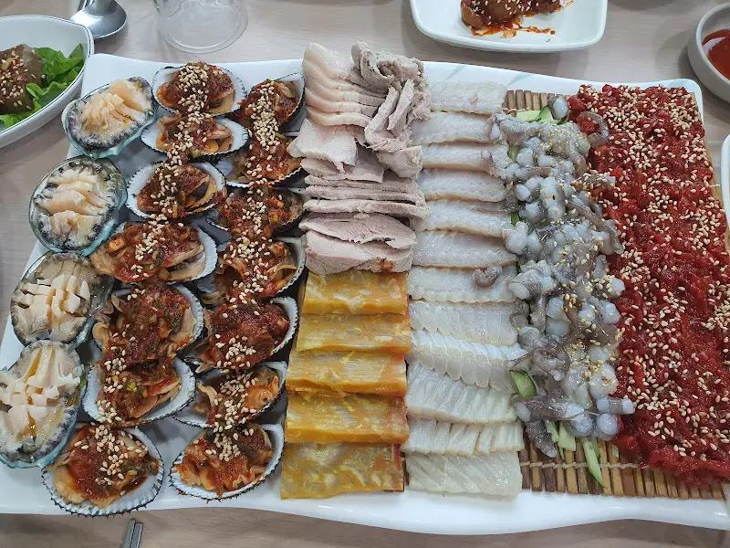 다양한 해산물과 육회의 조합