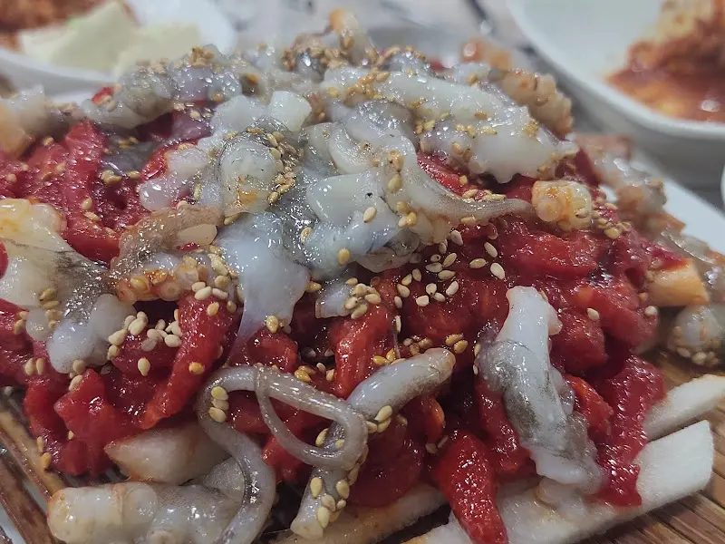 육회와 낙지의 신선한 만남