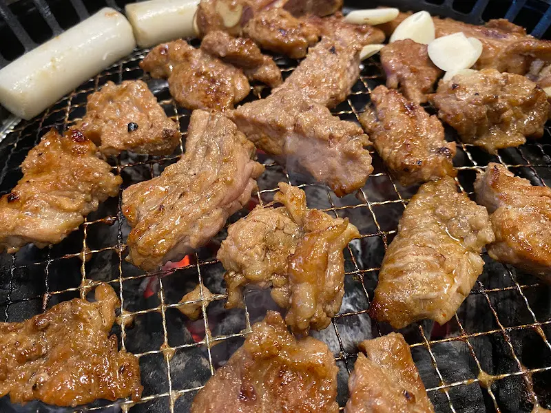 숯불 위에 구워진 돼지갈비