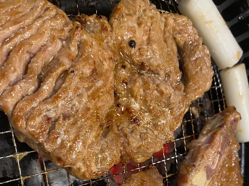 숯불에 구워진 돼지갈비 확대 사진