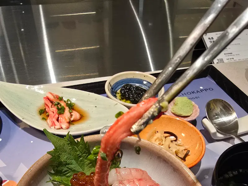 젓가락으로 들어올린 붉은대게