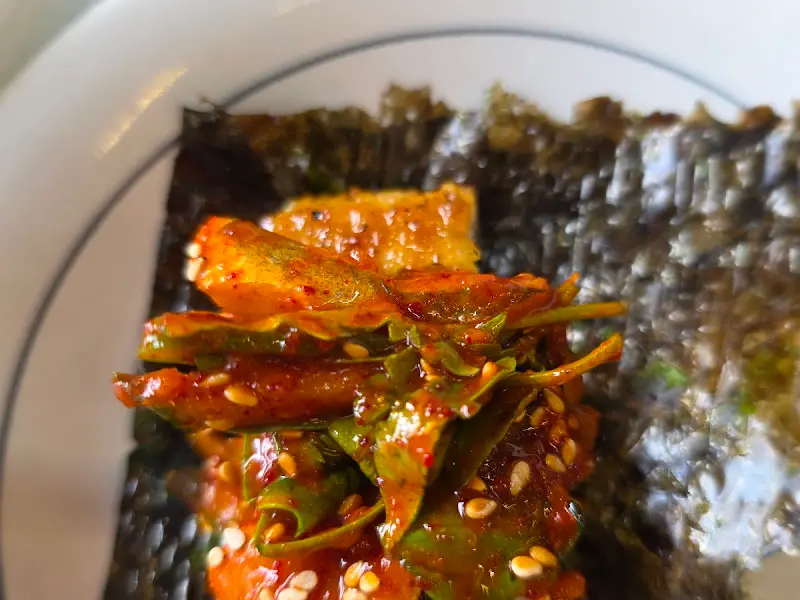 김 위에 장어와 우여회 무침을 올린 모습