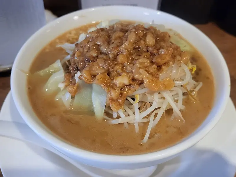 수북하게 쌓인 숙주와 차슈