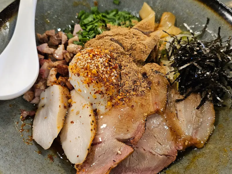 다채로운 토핑이 올라간 라멘