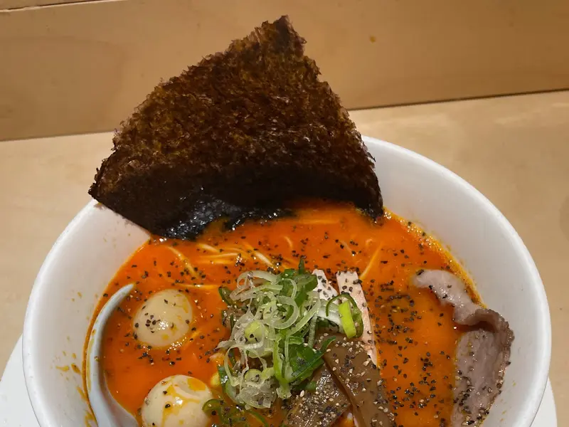 붉은색 국물이 인상적인 라멘