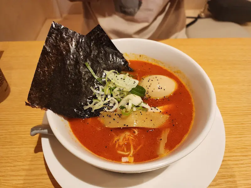 김이 꽂혀있는 매운 라멘