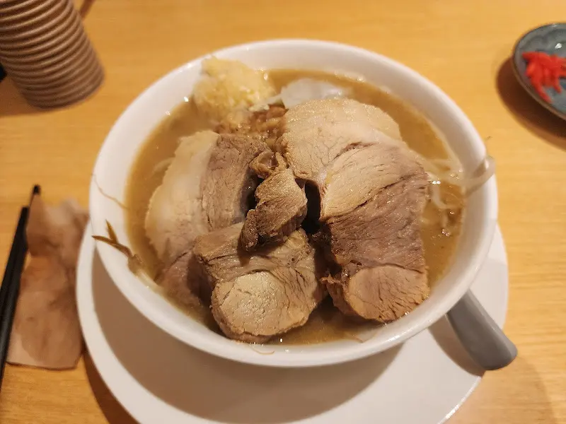 돼지고기 차슈가 듬뿍 올라간 라멘