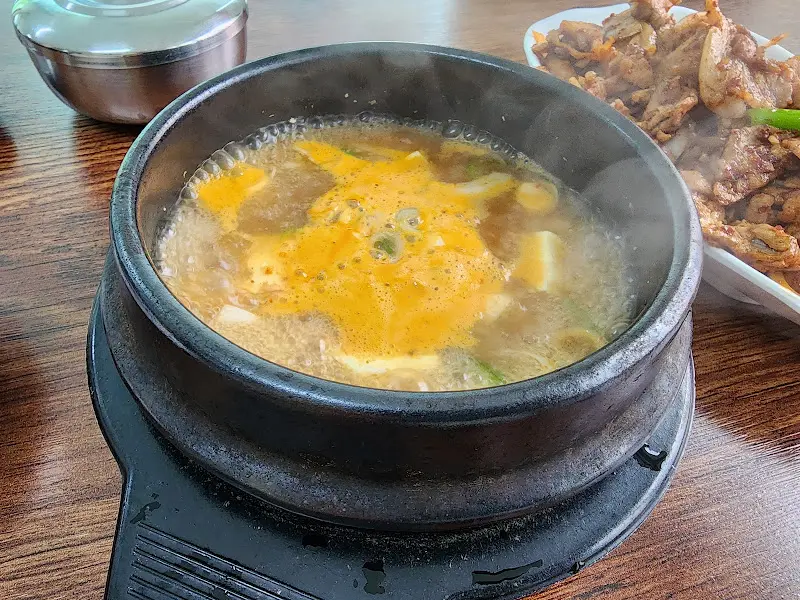 보글보글 끓는 김치찌개