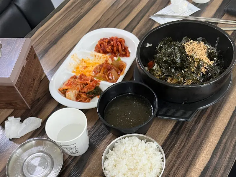 김이 모락모락 나는 뜨끈한 밥