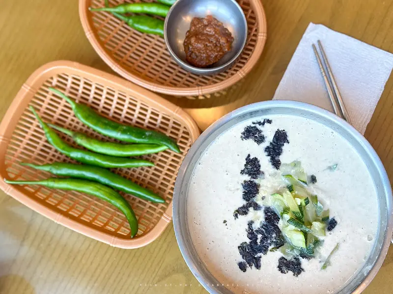 콩국수와 함께 제공되는 풋고추와 청양고추