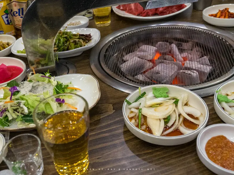 숯불 위에서 익어가는 한우