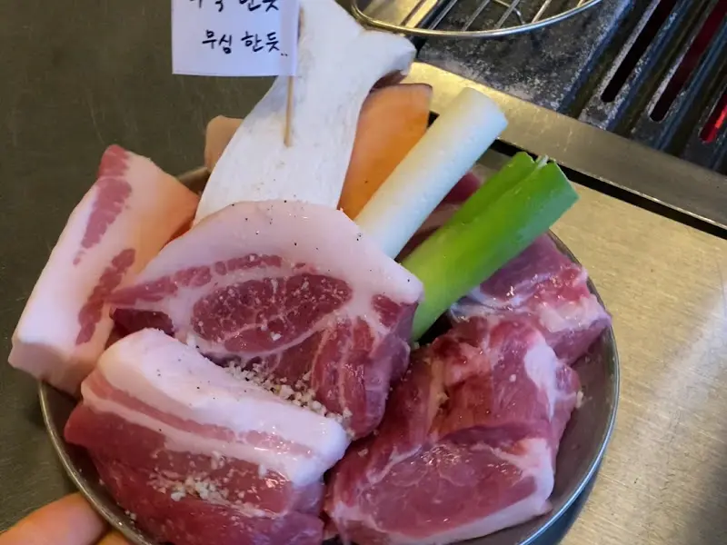 두툼하게 썰린 돼지고기