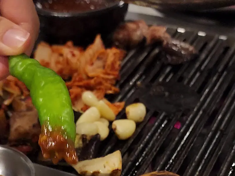 잘 구워진 고기와 곁들임