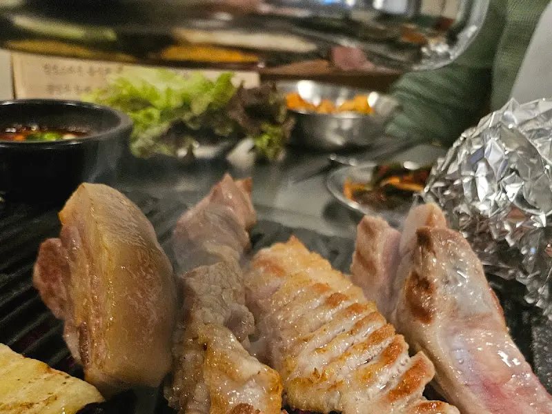 불판 위에서 익어가는 고기