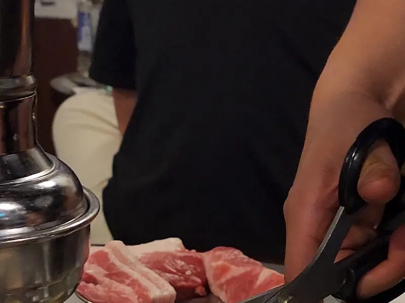 고기 자르는 모습