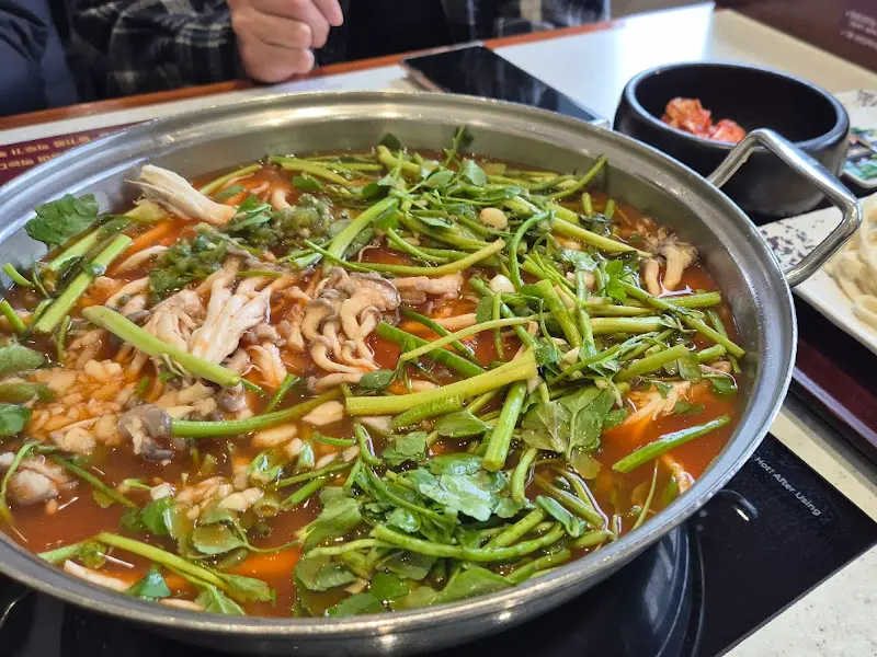 미나리가 듬뿍 올려진 샤브샤브