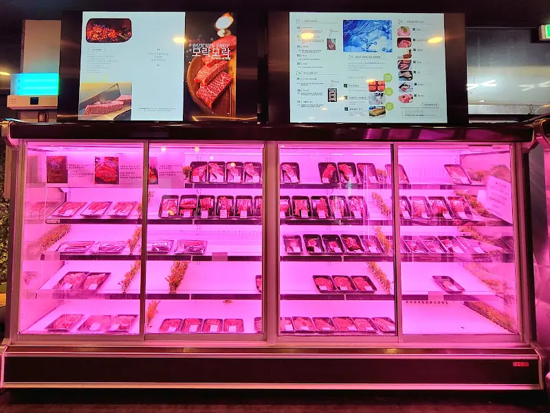 다채로운 부위의 고기가 진열된 쇼케이스