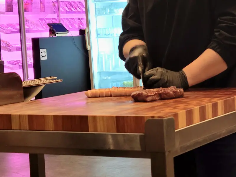 전문가의 손길로 초벌 및 커팅 서비스