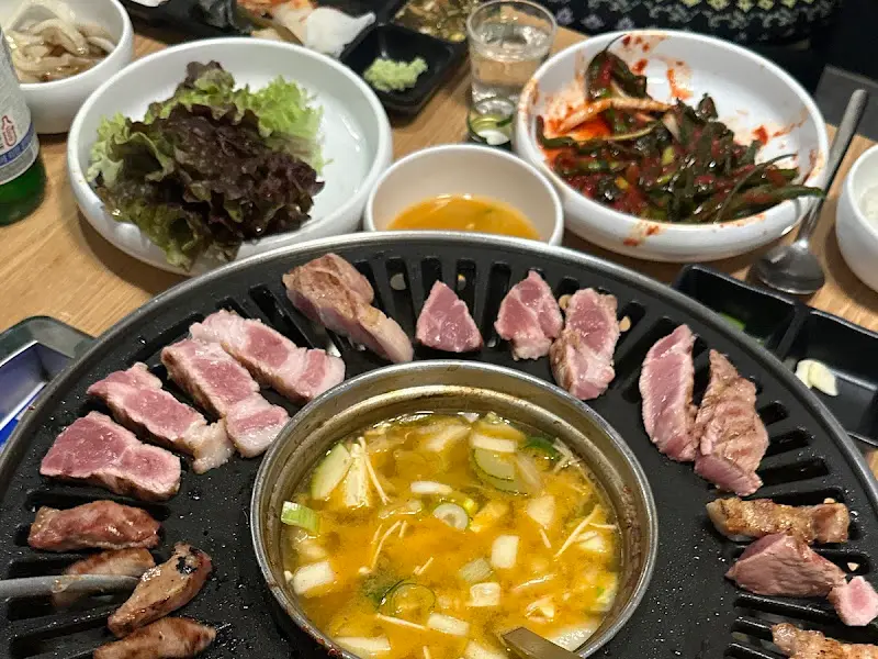 숯불 위에서 익어가는 고기의 모습