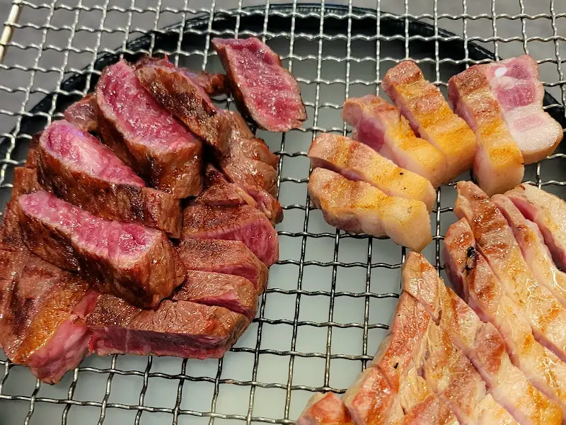 초벌된 고기의 먹음직스러운 비주얼