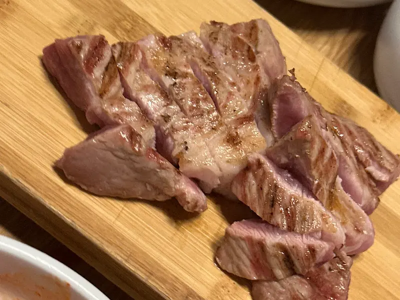 초벌 후 먹기 좋게 잘린 고기