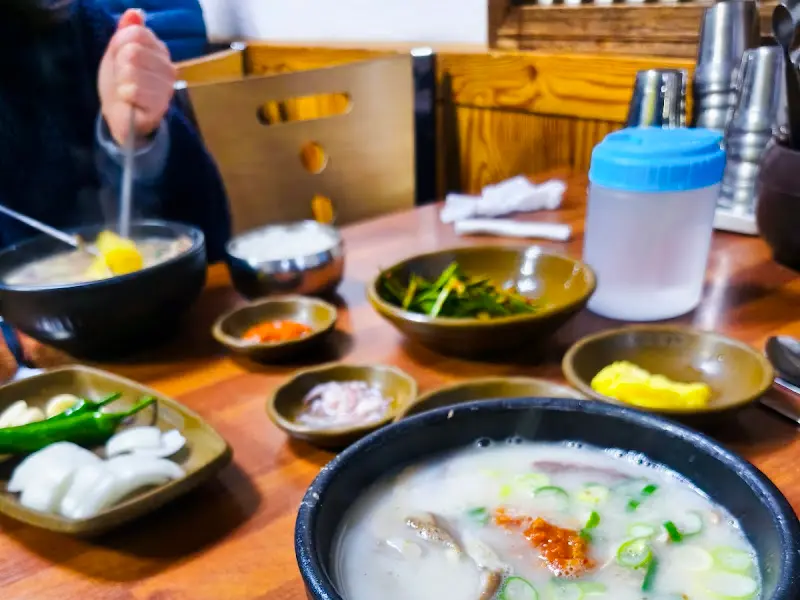 식사를 즐기는 손님들