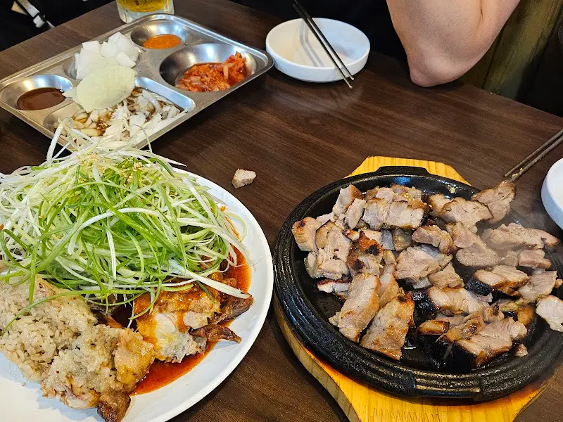 닭살부부 한상차림. 목살구이, 파채무침, 각종 소스까지 완벽한 조합!